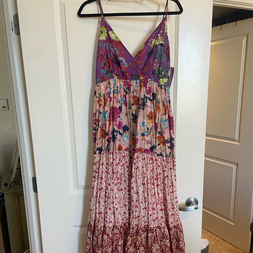 Beautiful lulus maxi dress! Worn one time.